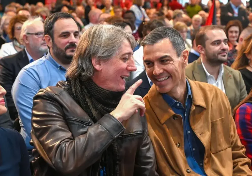 Pedro Sánchez junto al candidato socialista Carlos Martínez en Castilla y León