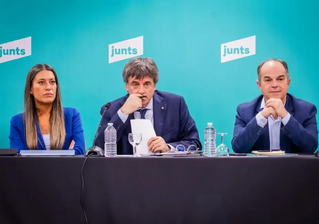De izquierda a derecha, Míriam Nogueras, Carles Puigdemont y Jordi Turull