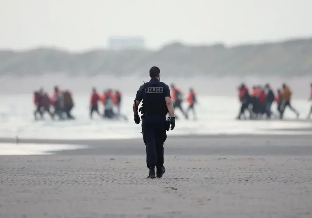 Inmigrantes en el paso de Calais, en Francia, uno de los puntos sensibles del continente.