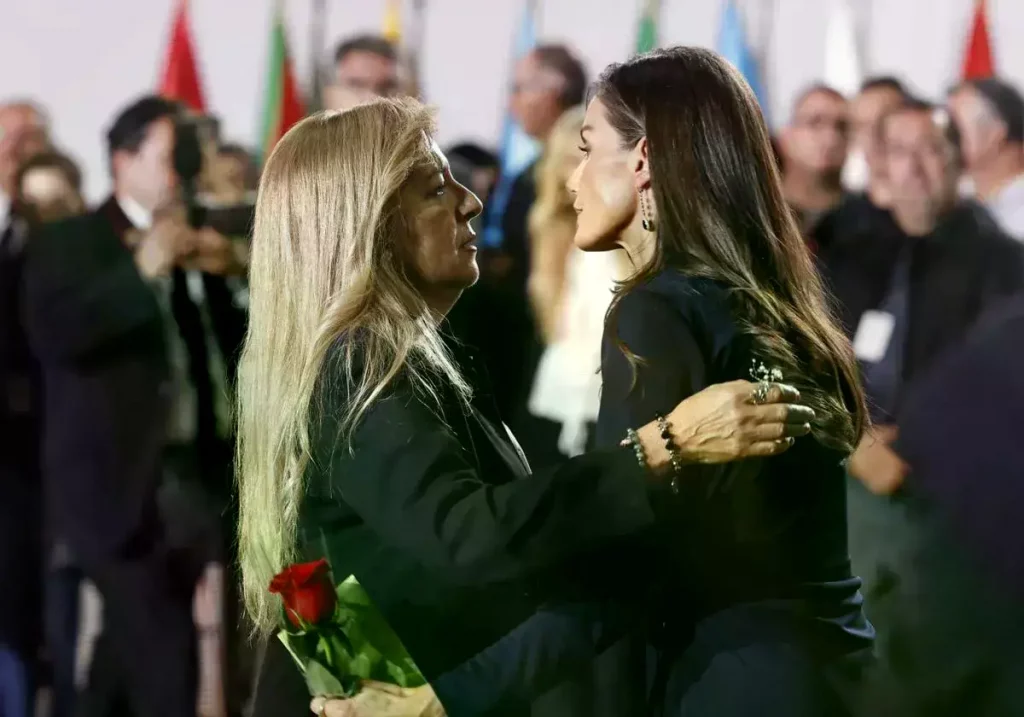 La reina Letizia abraza a una familiar de una víctima de la DANA