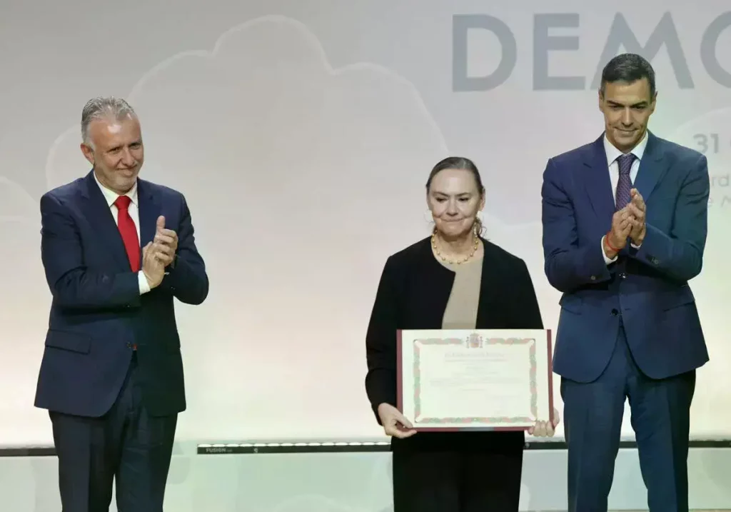 Pedro Sánchez y Ángel Víctor Torres aplauden a Laura García Lorca