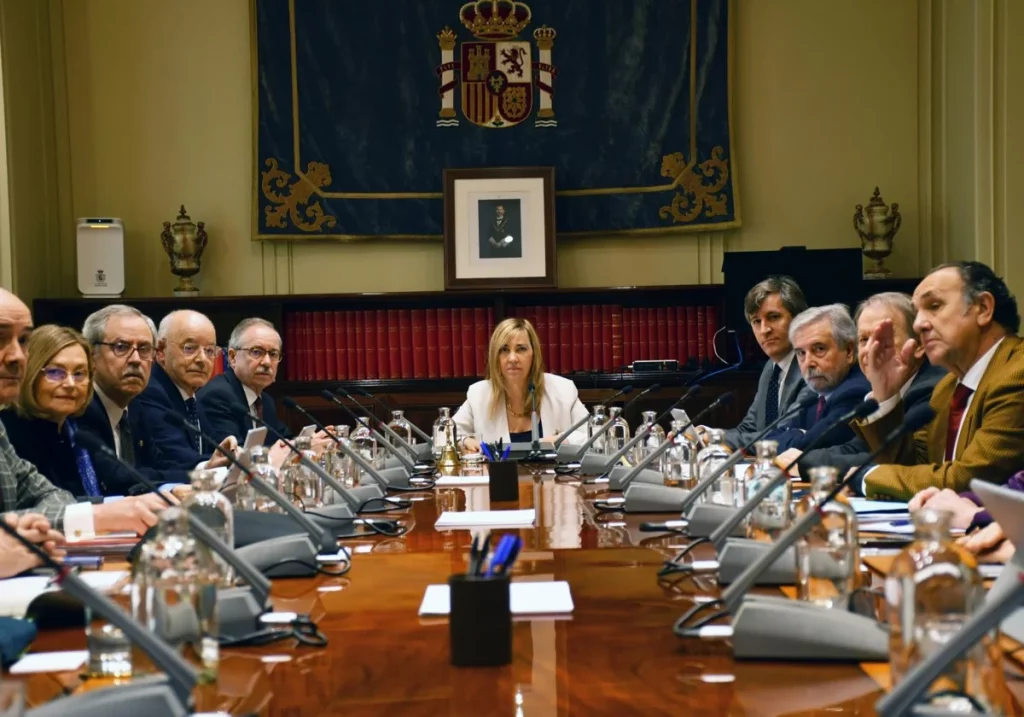 Imagen del pleno del Consejo General del Poder Judicial (CGPJ), al fondo la presidenta Isabel Perelló. R. C.