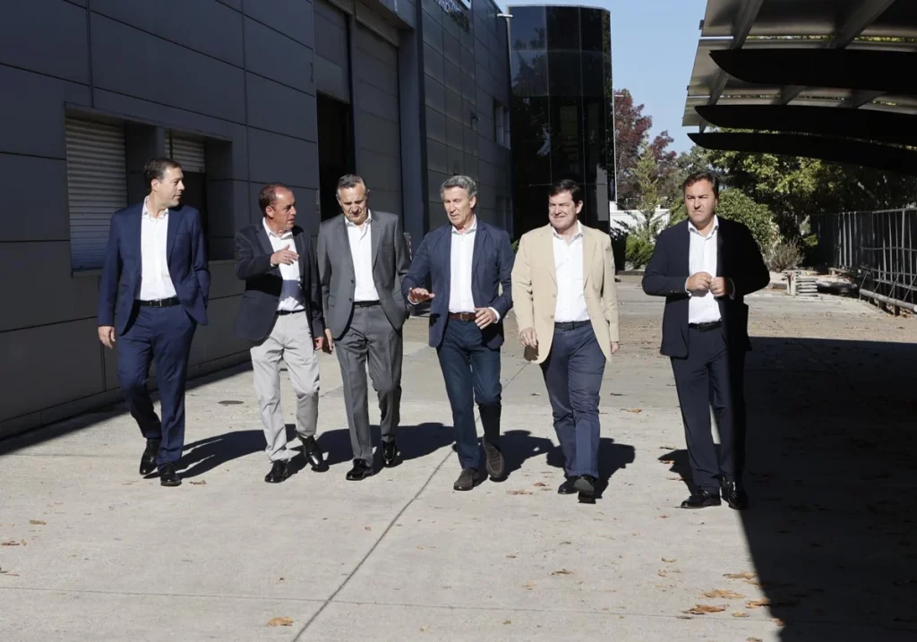 Alberto Núñez Feijóo y el presidente de la Junta, Alfonso Fernández Mañueco, se dirigen a un acto con autónomos en Cartonajes Izquierdo-Insoca (Soria). EP