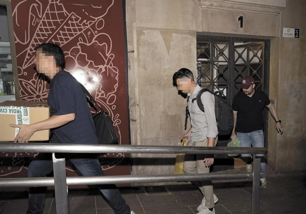 Los investigadores de la UCO en el 'caso Cerdán' salen de un registro en Pamplona; al fondo el jefe Antonio Balas. Diario de Navarra