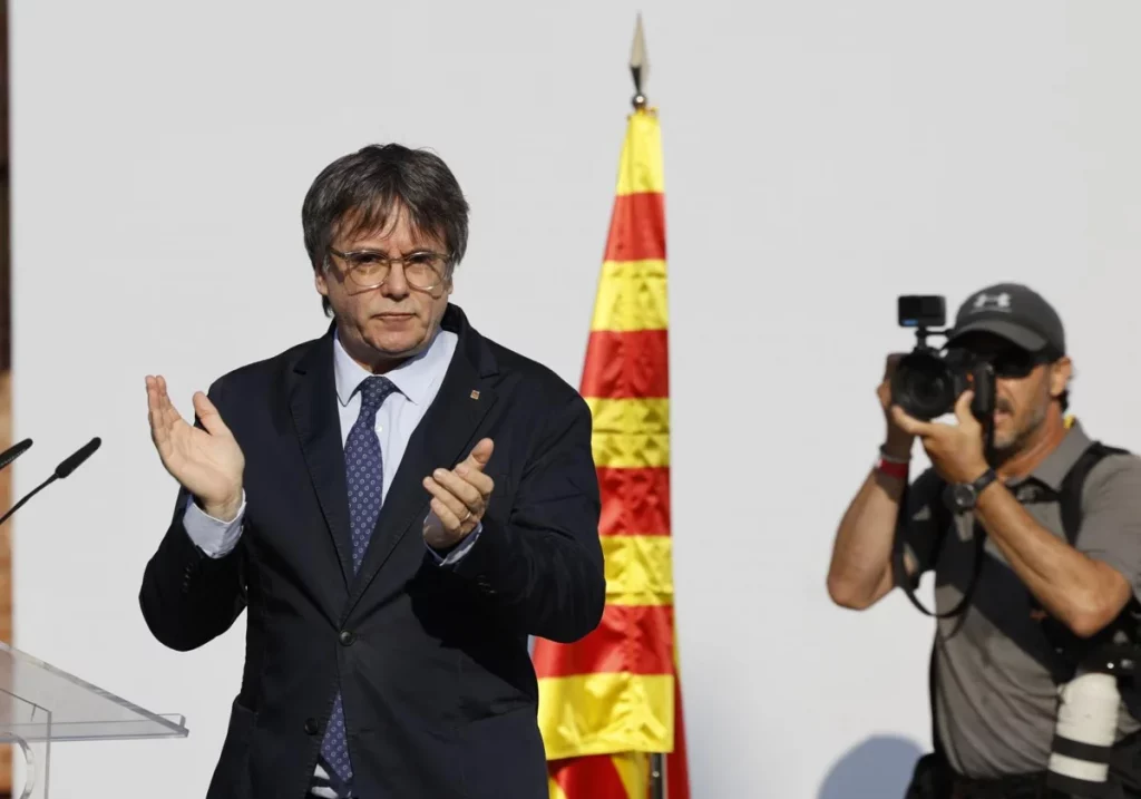 Carles Puigdemont en el acto de Barcelona de agosto de 2024 eludiendo la orden de detención vigente. EFE