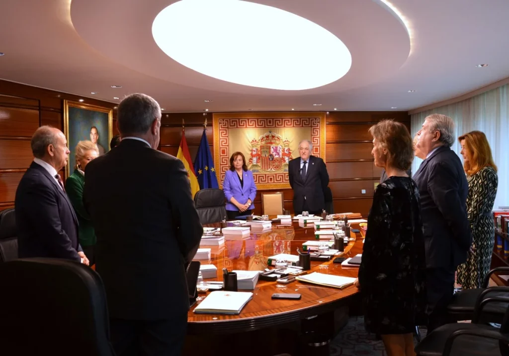 Magistrados del Tribunal Constitucional antes de comenzar un Pleno. R. C.