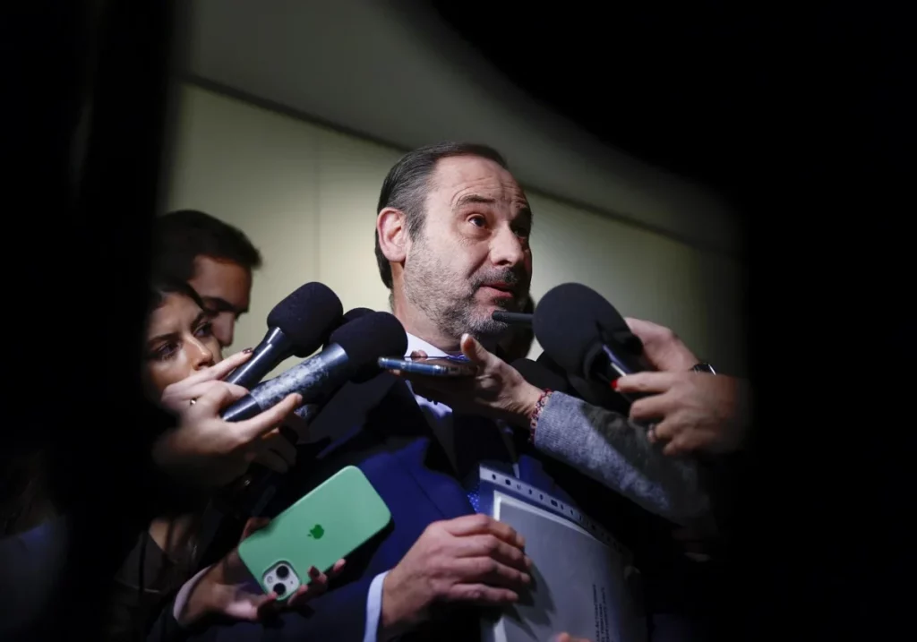 El exministro de Transportes José Luis Ábalos atiende a la prensa en el Congreso. EFE