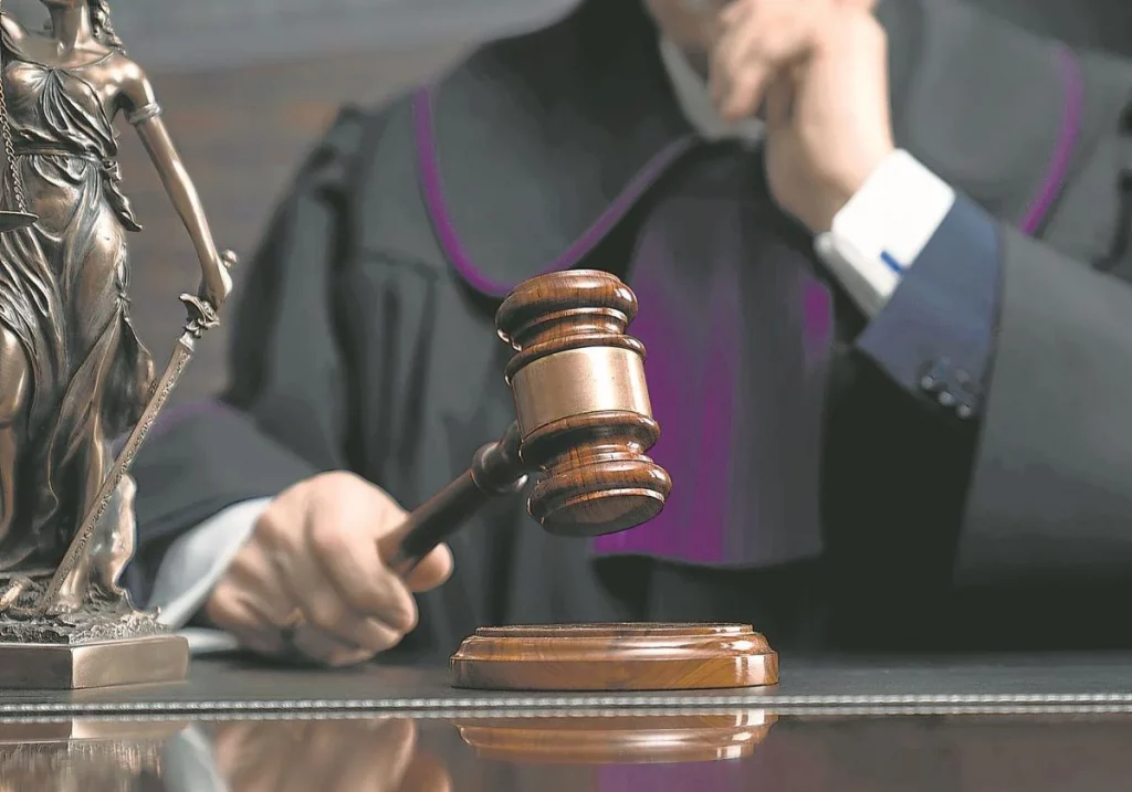 Ganar una plaza de juez significa un auténtico «ascensor social». Adobe Stock