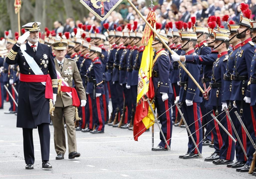 Felipe VI pasa revista. EFE