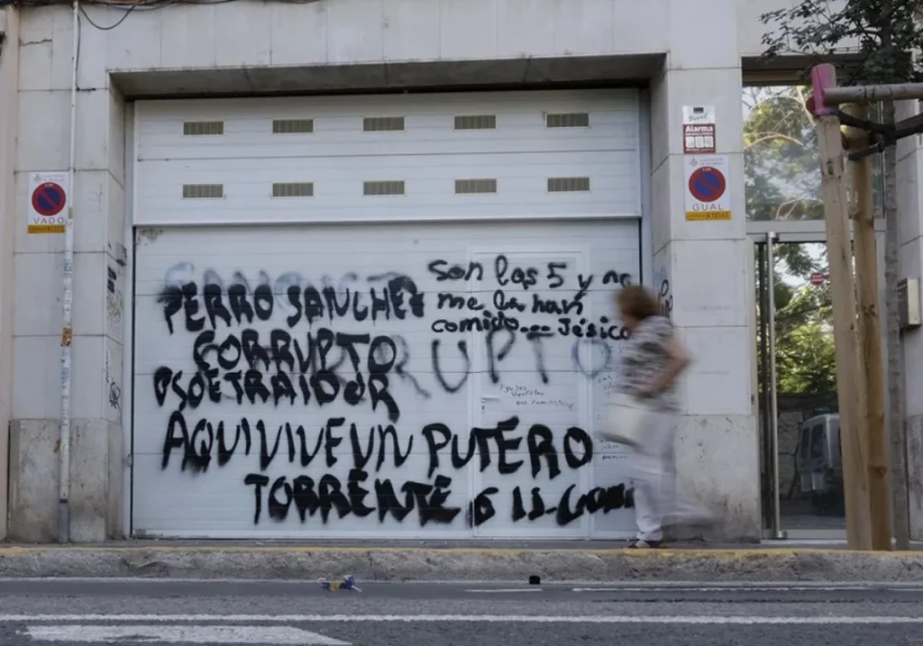 La actual vivienda de José Luis Ábalos, vandalizada. Efe