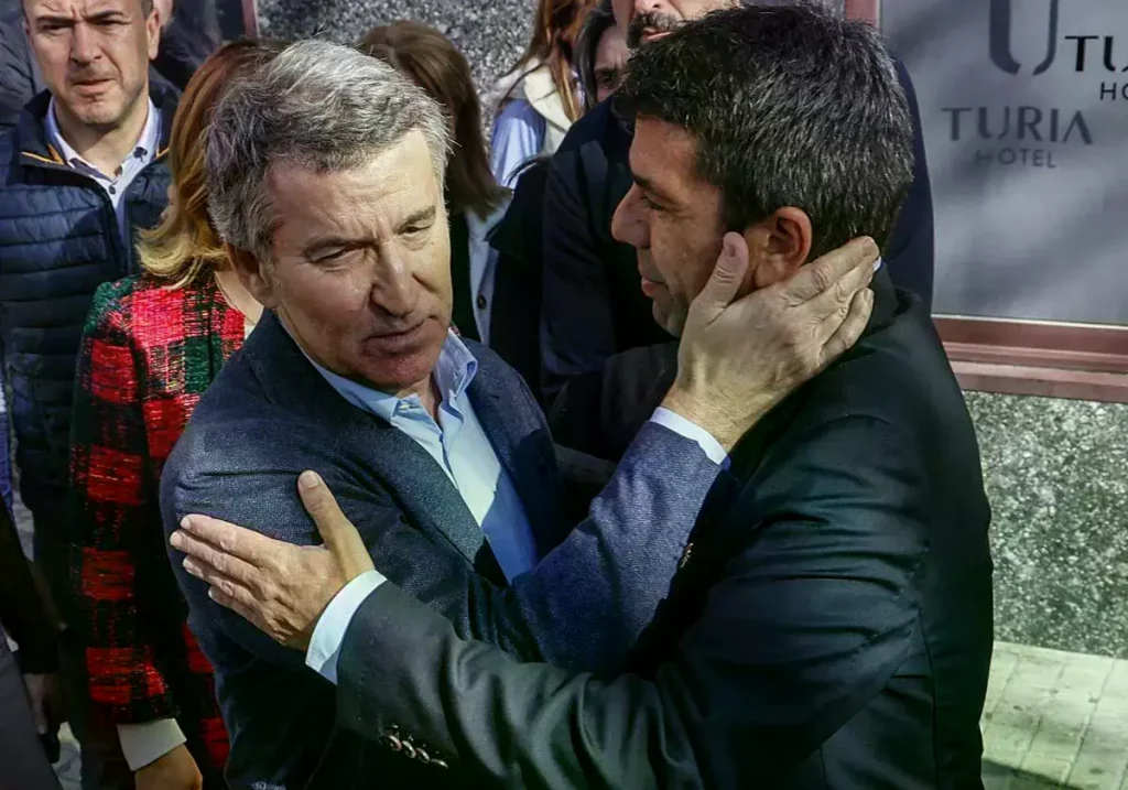 Feijóo y Mazón durante un encuentro con alcaldes del PP de Valencia en enero