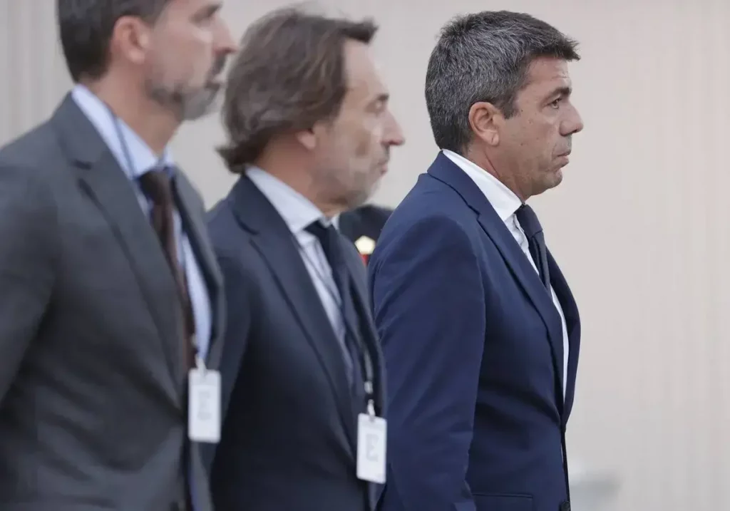 Mazón con dos colaboradores en Presidencia