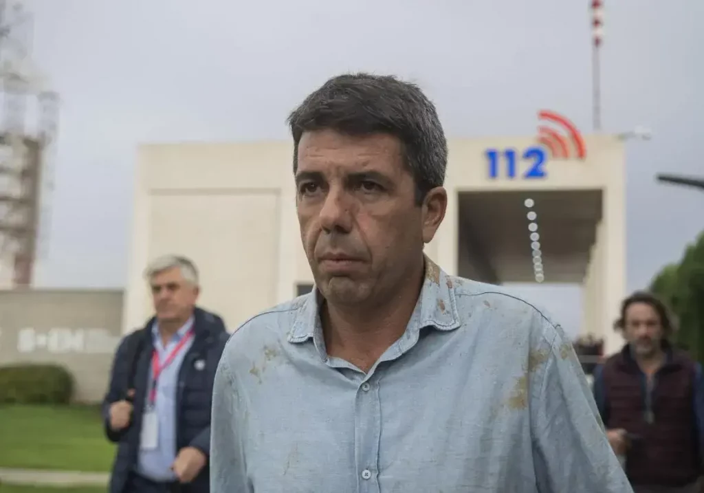 Carlos Mazón con la camisa manchada de barro en Paiporta