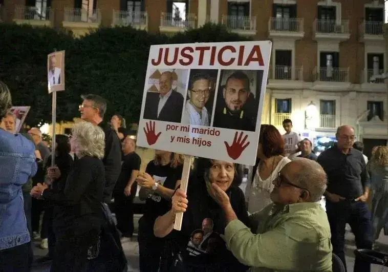 Ciudadanos concentrados en las inmediaciones del Palau de la Generalitat