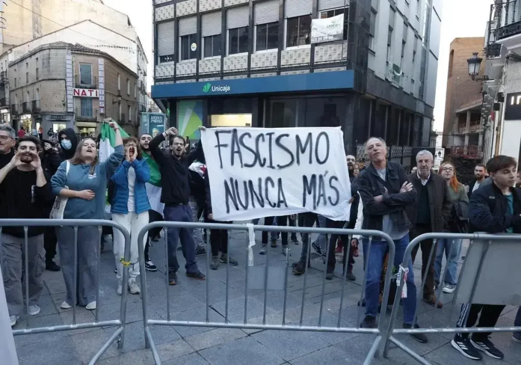 Manifestantes contra Santiago Abascal