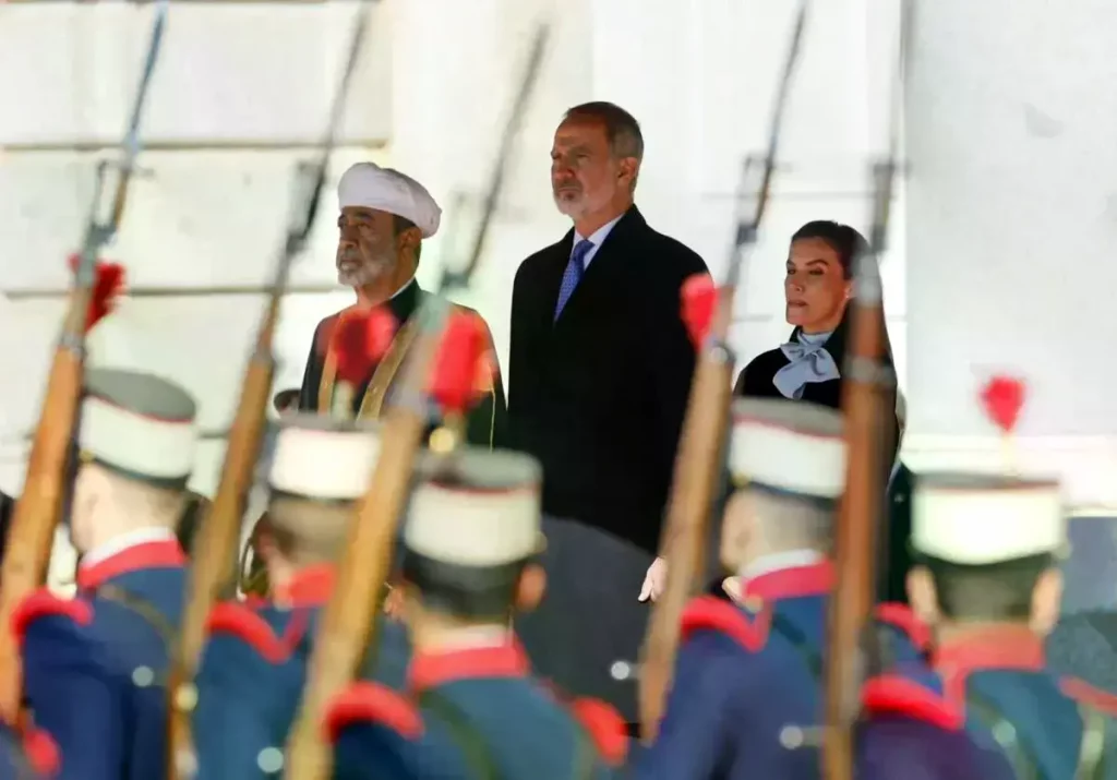 Los Reyes reciben al sultán de Omán en el Palacio Real de Madrid