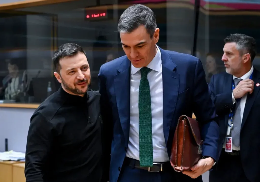 Pedro Sánchez y Volodimir Zelenski conversan durante la reunión extraordinaria del Consejo Europeo en Bruselas el pasado 6 de