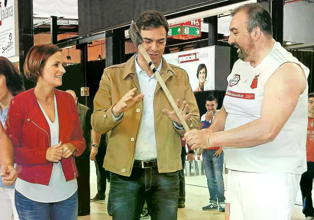Pedro Sánchez con Koldo García en una competición de 'aizkolaris' en Pamplona