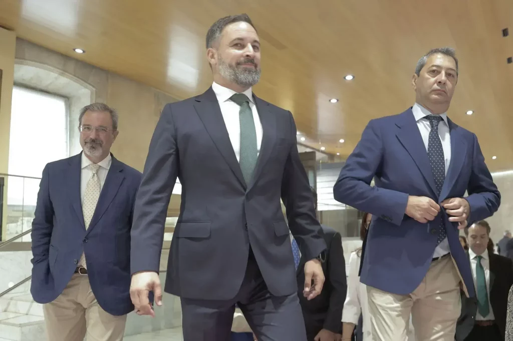 Santiago Abascal con los diputados de Vox en la Comunidad Valenciana Carlos Flores y Vicente Barrera