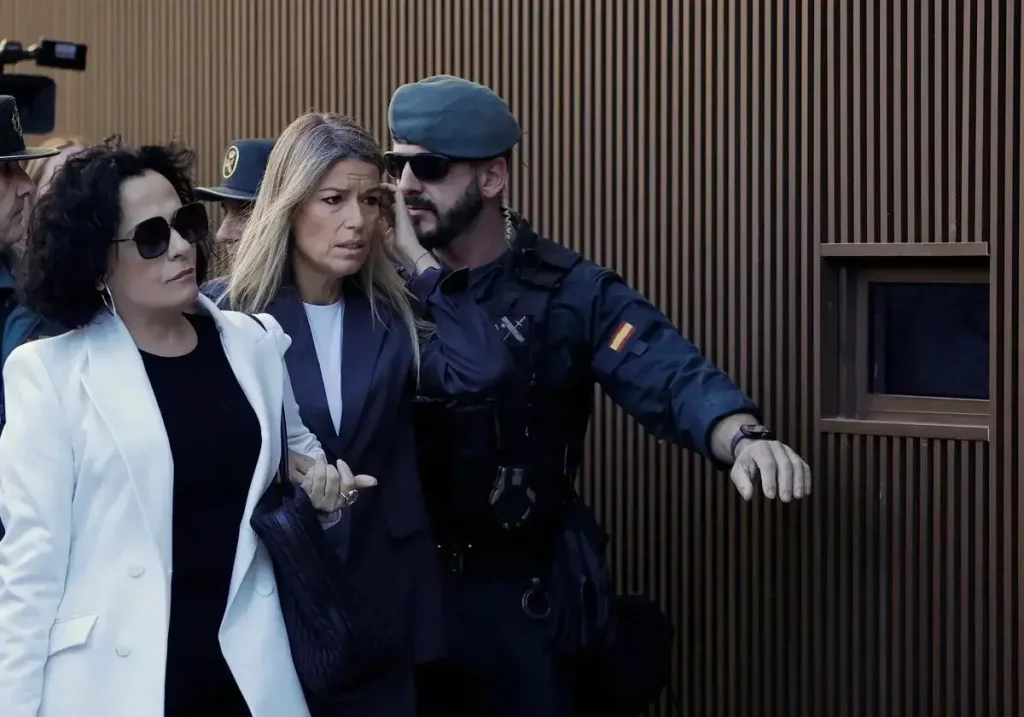 La periodista Maribel Vilaplana a la entrada de los Juzgados de Catarroja para su declaración judicial.