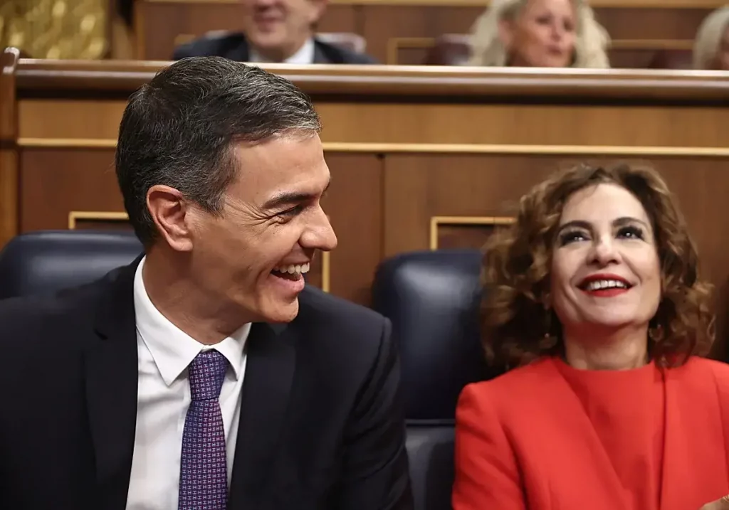 Pedro Sánchez y María Jesús Montero en el pleno del Congreso
