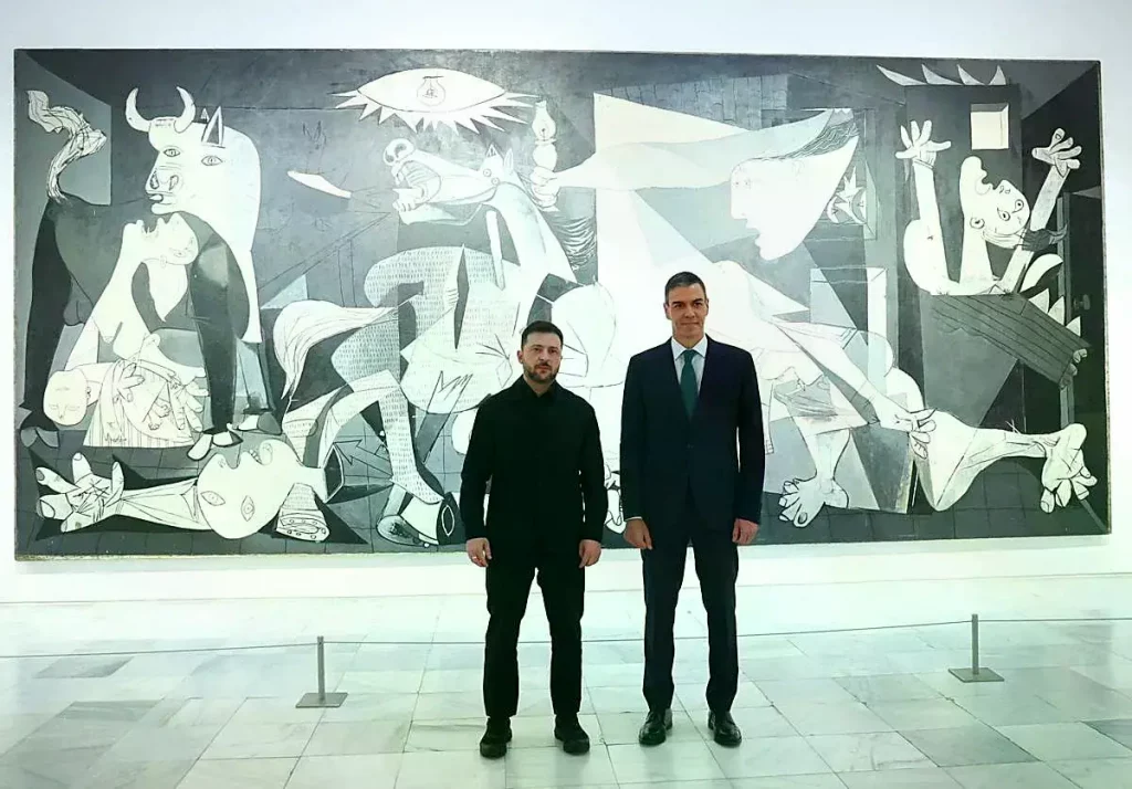 Pedro Sánchez y Volodímir Zelenski posan frente al Guernica de Picasso en el Museo Reina Sofía
