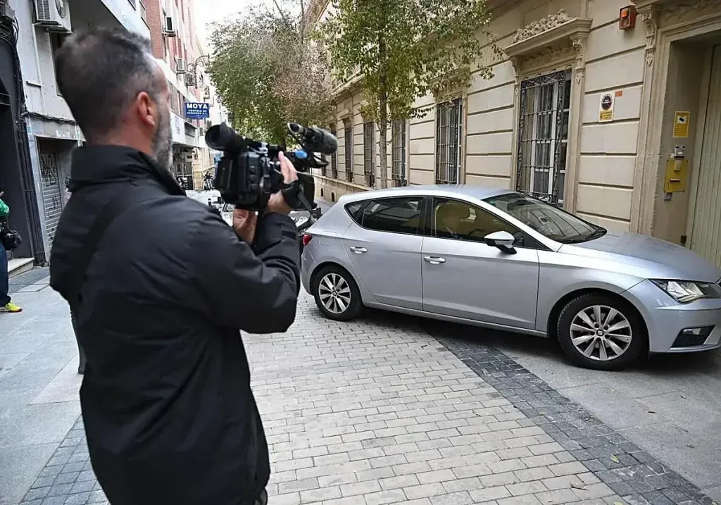 Llegada a la Diputación de uno de los vehículos del dispositivo de la UCO