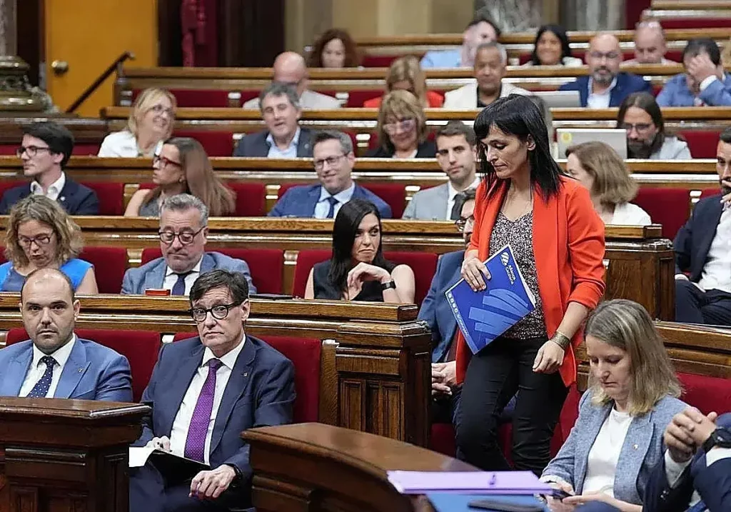 Salvador Illa y Silvia Orriols en una sesión plenaria del Parlament