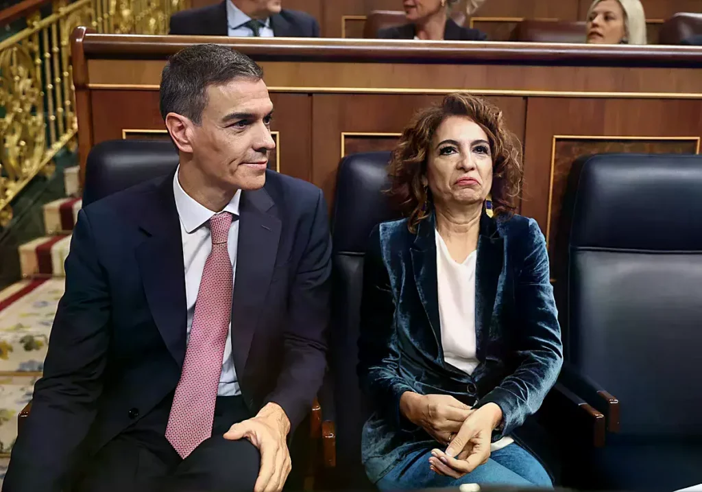 El presidente del Gobierno, Pedro Sánchez, y la vicepresidenta, María Jesús Montero, en el Congreso