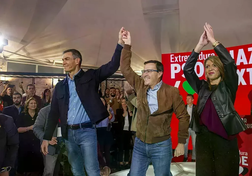 Pedro Sánchez, Miguel Ángel Gallardo y Piedad Álvarez en el acto del PSOE en Mérida