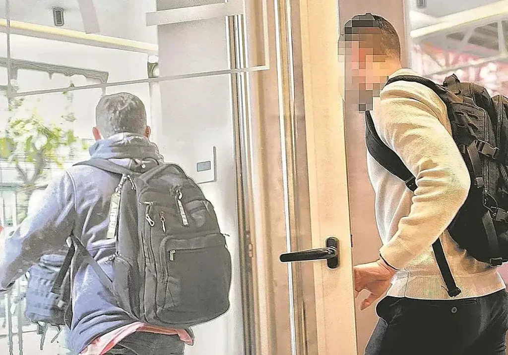 Agentes de la UCO salen de la sede de Acciona en Bilbao durante el registro