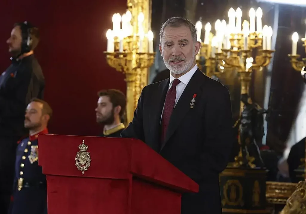 El Rey Felipe VI pronuncia un discurso durante el acto en el Palacio Real.