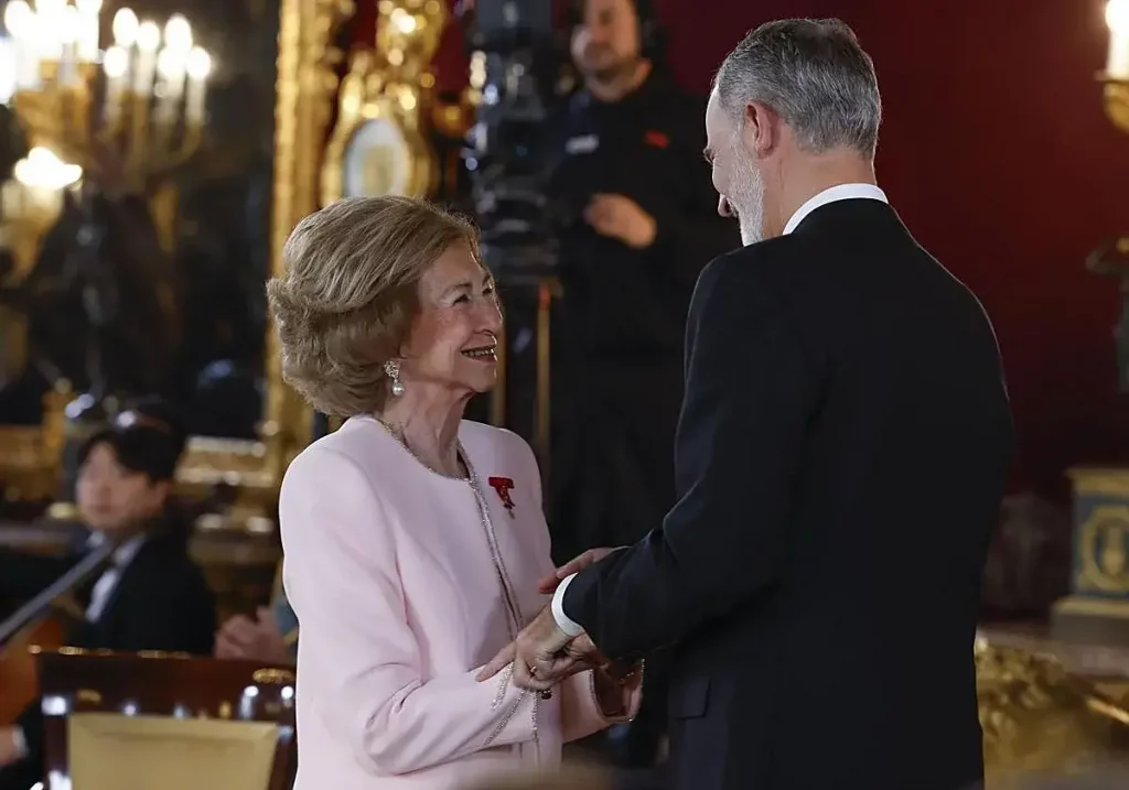 La reina Sofía recibe la insignia del Toisón de Oro de manos de su hijo, el rey Felipe VI.