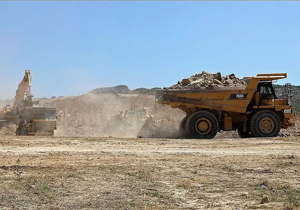 Maquinaria pesada en las obras de acondicionamiento del proyecto Mina Muga