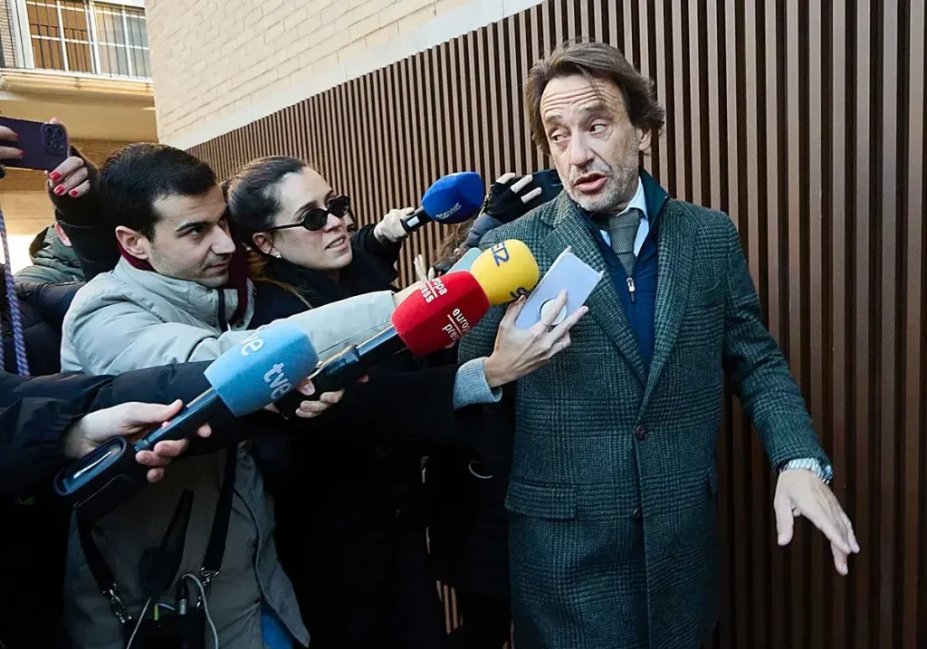 José Manuel Cuenca, rodeado de periodistas a su llegada a los juzgados de Catarroja.