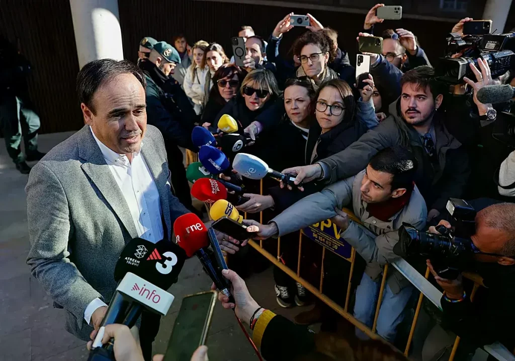 Juanfran Pérez Llorca, ante los medios de comunicación