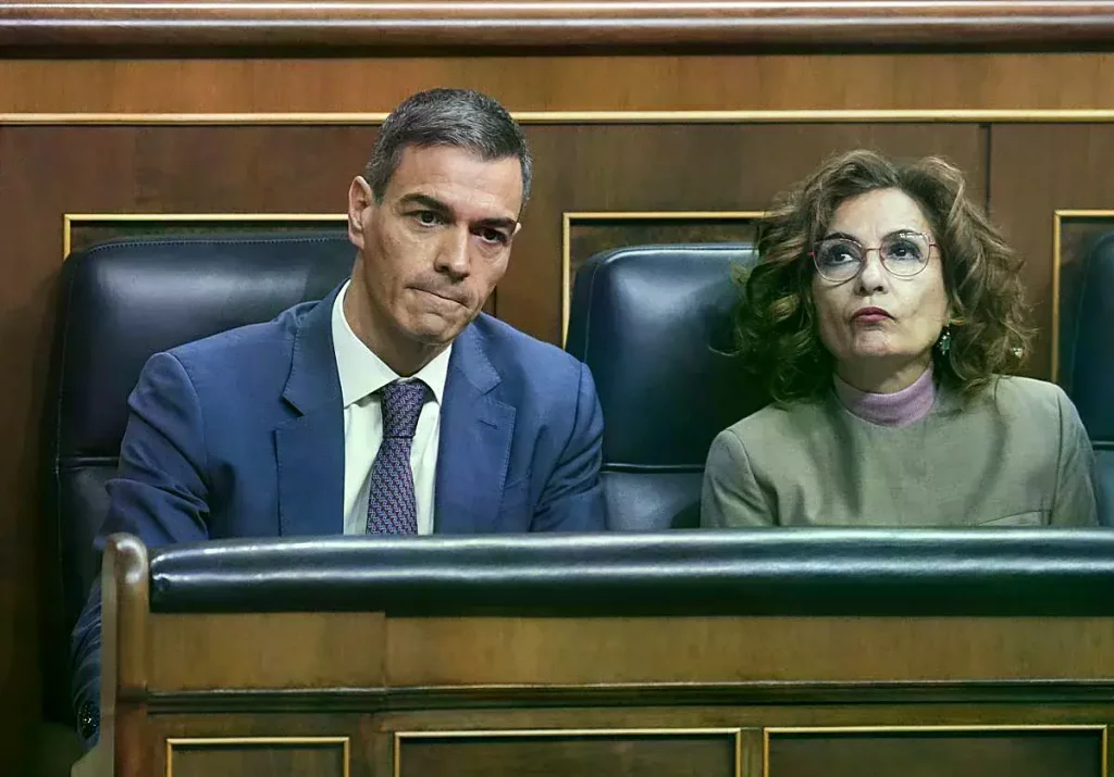 El presidente del Gobierno, Pedro Sánchez, junto a la vicepresidenta primera y ministra de Hacienda, María Jesús Montero.