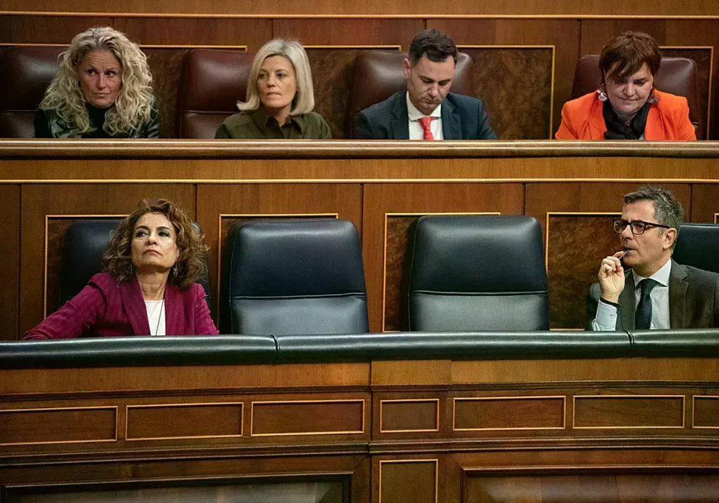 María Jesús Montero y Félix Bolaños durante el pleno del Congreso