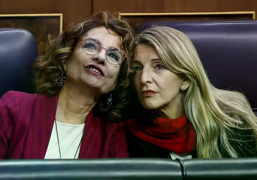 Las vicepresidentas María Jesús Montero y Yolanda Díaz durante el pleno en el Congreso.