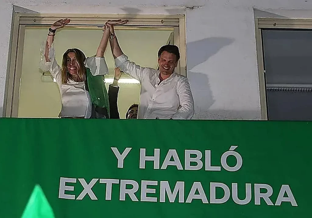 María Guardiola y Abel Bautista saludan desde el balcón del PP en Mérida
