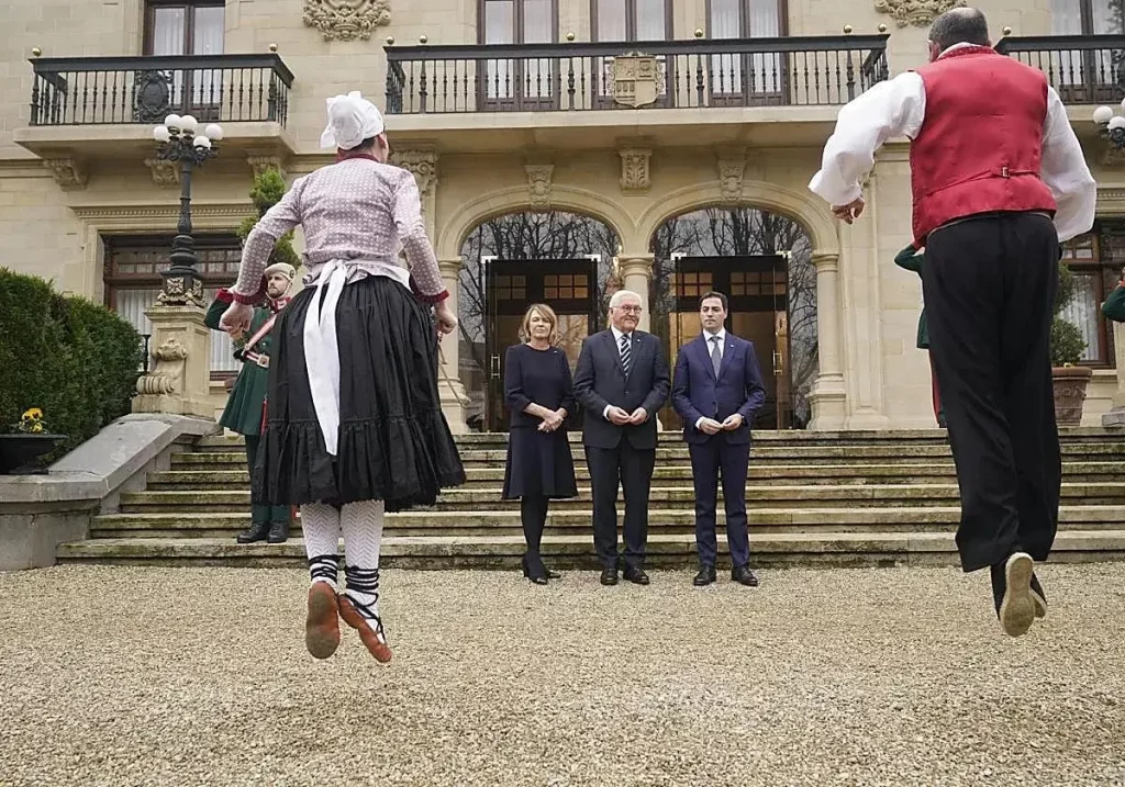 Elke Büdenbender junto a su marido, Frank-Walter Steinmeier, y el lehendakari Imanol Pradales en Ajuria Enea