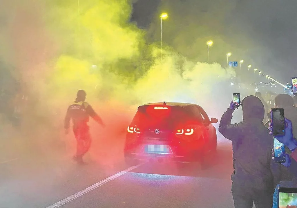 Concentración en homenaje a la pareja fallecida el pasado año en el polígono alavés de Vitoria. Jesús Andrade