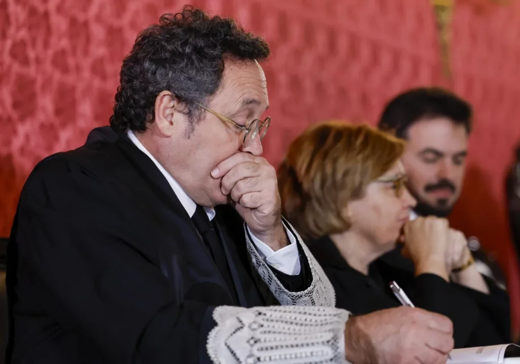 El fiscal general del Estado, Álvaro García Ortiz, junto a sus abogados Consuelo Castro y José Ignacio Ocio, este lunes en el inicio del juicio. EFE