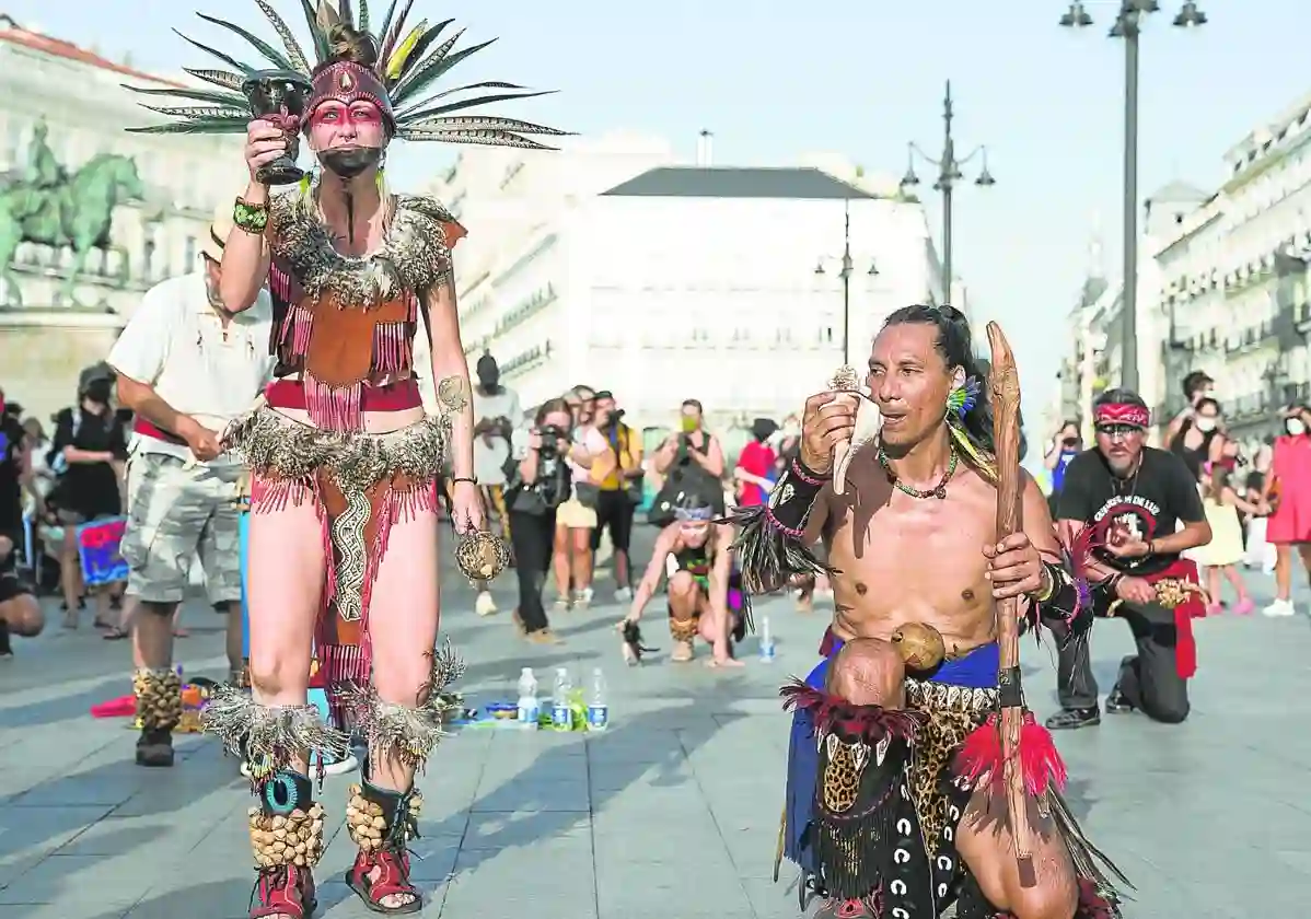 Manifestantes con trajes tradicionales de indígenas mexicanos, en Madrid, en 2021. Europa Press