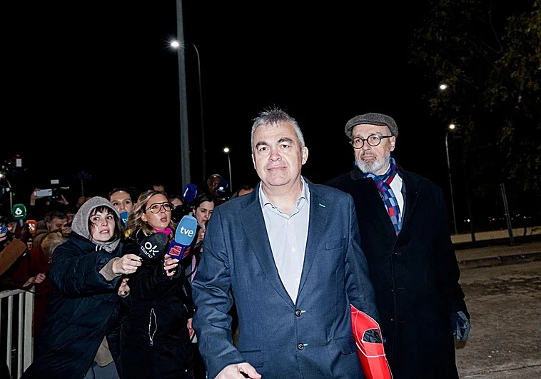El exsecretario de organización del PSOE, Santos Cerdán, junto a su abogado a su salida de la prisión de Soto del Real. EP