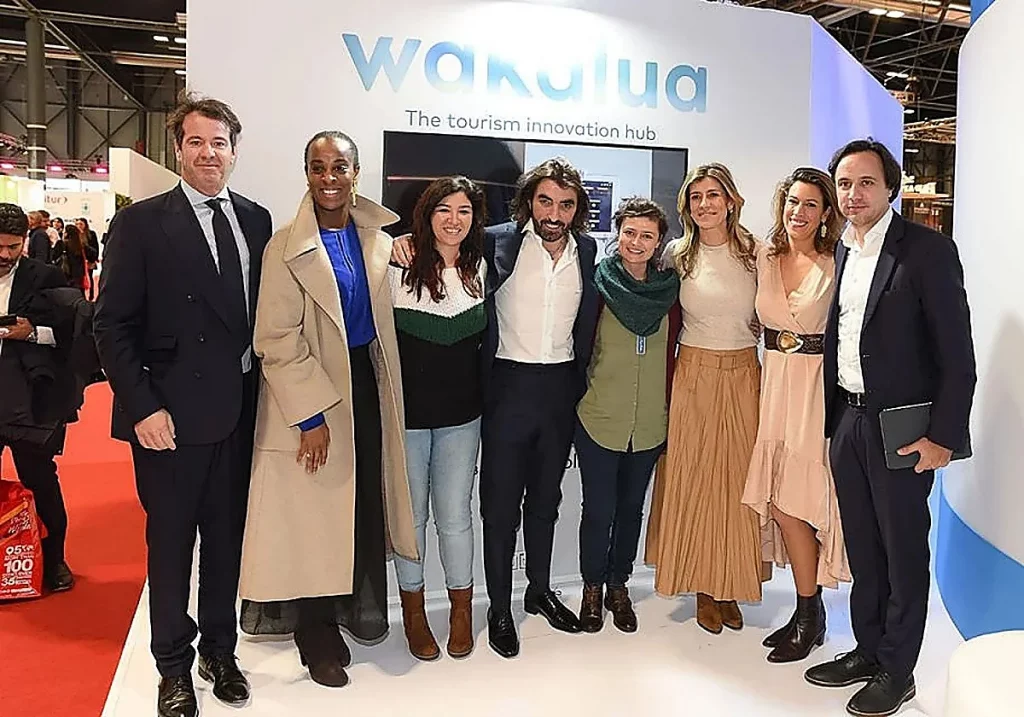 Javier Hildalgo, cuarto por la izquierda, con Begoña Gómez, tercera por la derecha, en un evento de Wakalua en Fitur en enero de 2020 África Center
