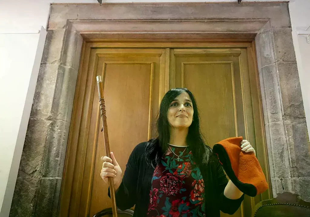 Sílvia Orriols, líder de Aliança Catalana, con la vara de mando de Ripoll