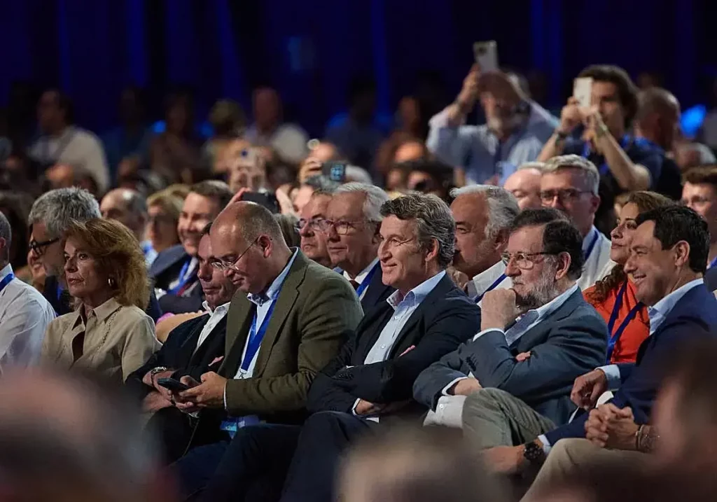 Feijóo, acompañado de Aznar y Rajoy el pasado julio en el congreso nacional del PP.