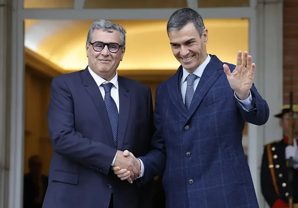 Sánchez estrecha la mano a Aziz Akhannouch, primer ministro de Marruecos, en La Moncloa.
