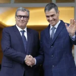 Sánchez estrecha la mano a Aziz Akhannouch, primer ministro de Marruecos, en La Moncloa.